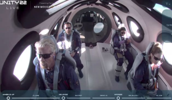 ريتشارد برانسون أول من يجري رحلة سياحية إلى الفضاء